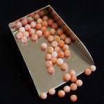 画像2: 天然サンゴ/丸玉片穴5mmφ2個セット(サイズペアリング済) (2)