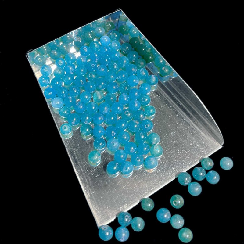 画像2: シアンブルーカルセドニー(染色)/丸玉片穴4mmφ2個セット(サイズペアリング済) (2)